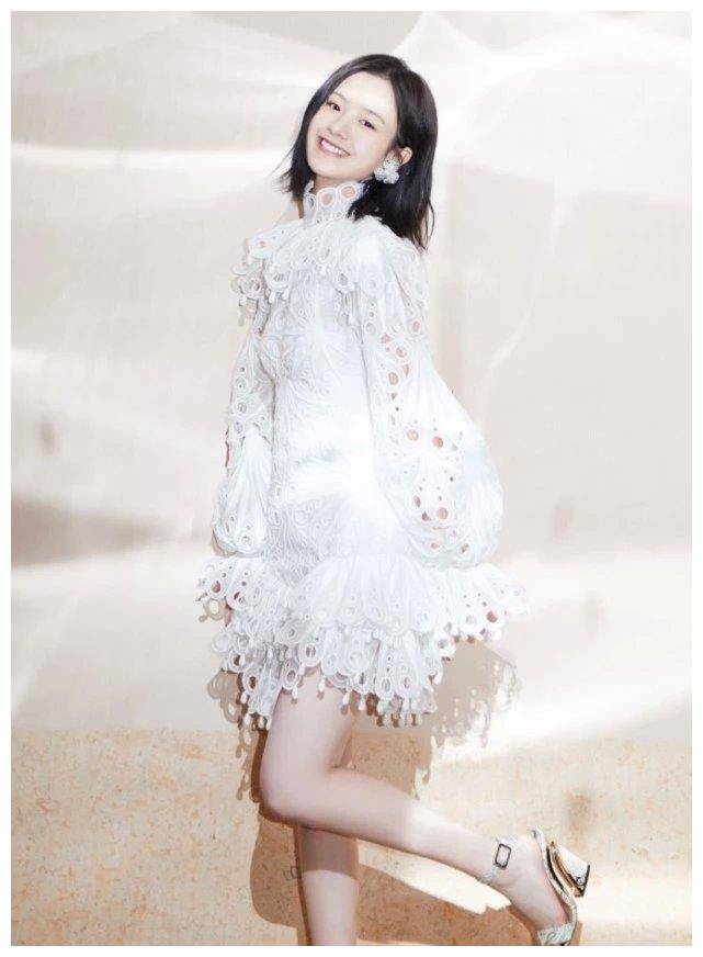 李庚希抽烟被骂后低调很久今穿焦炭裤走机场要逆袭