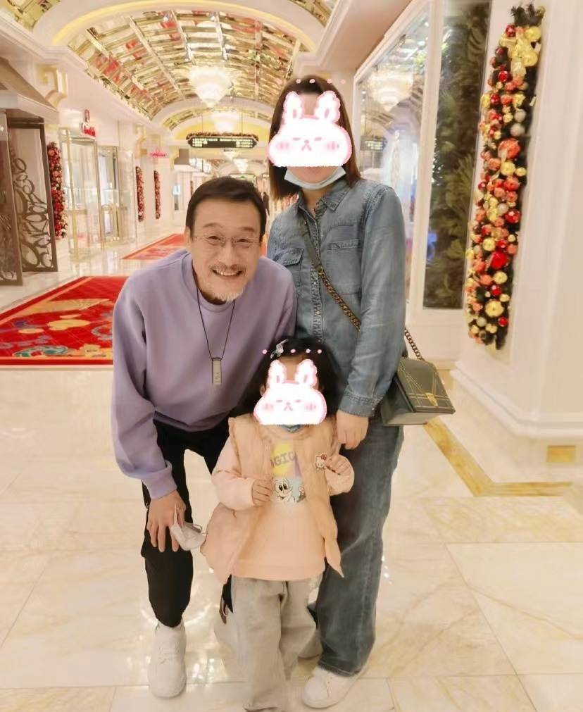 值得一提的是,梁家辉拍照时还特意屈膝照顾小女孩的身高,显得格外贴心