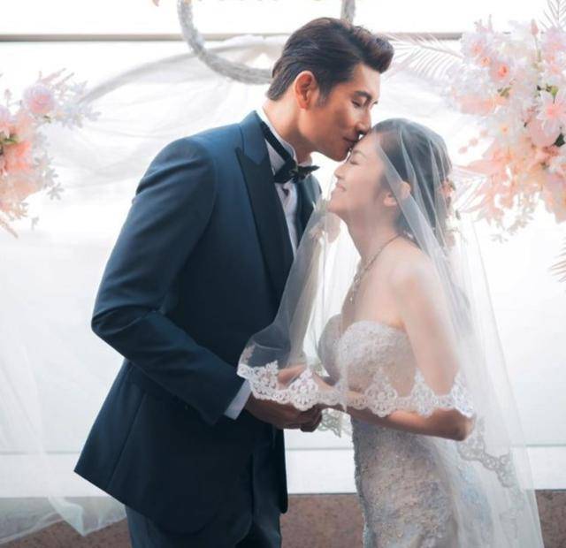 原创51岁tvb男神袁文杰大婚娶小七岁二婚港姐晒拥吻婚纱照太甜蜜