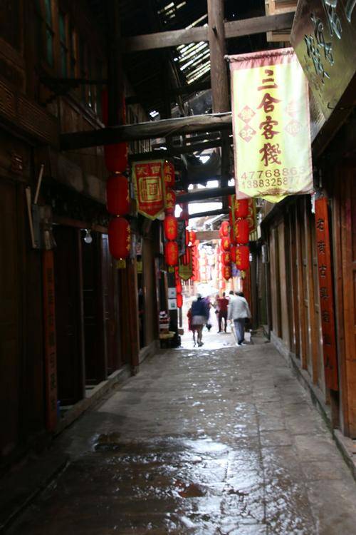 重庆中山镇的百年老街，建筑形式奇特，当地人称为风雨过街楼