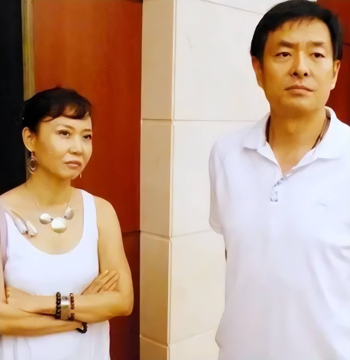 而濮存昕只是两边带个小兜的战士;宛萍是歌舞团的台柱子,濮存昕只是一