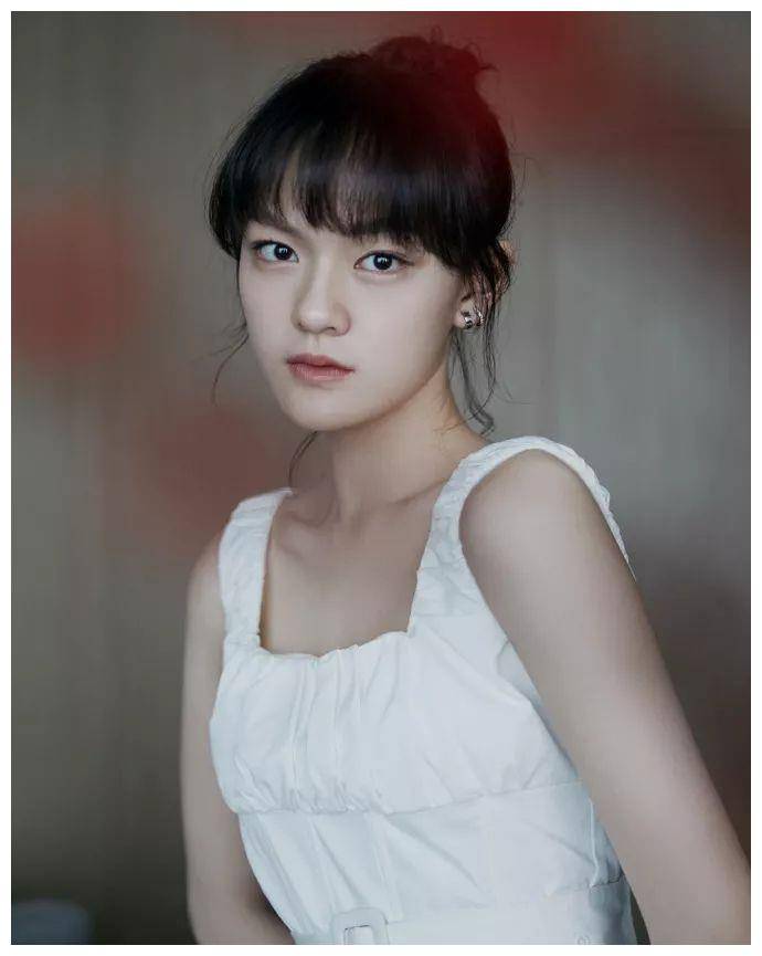 文淇的清纯感真是一绝,穿件白色吊带裙,影后气质就是不一样_刘海和_版