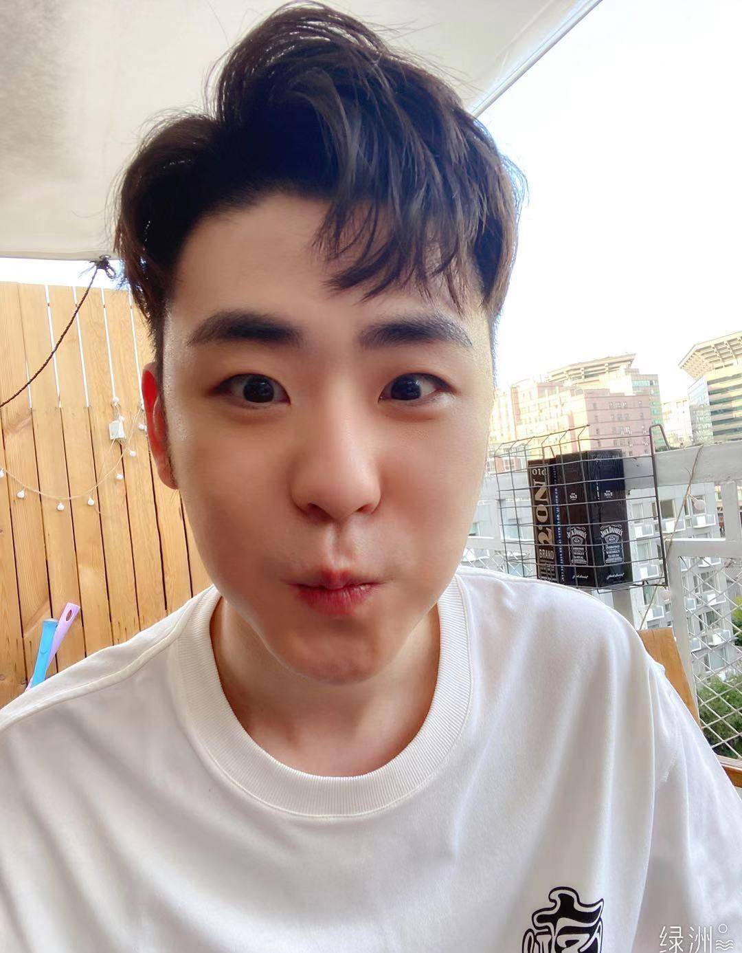 原创张云雷红毯生图曝光皮肤暗沉还起痘滤镜都遮不住脸上的瑕疵