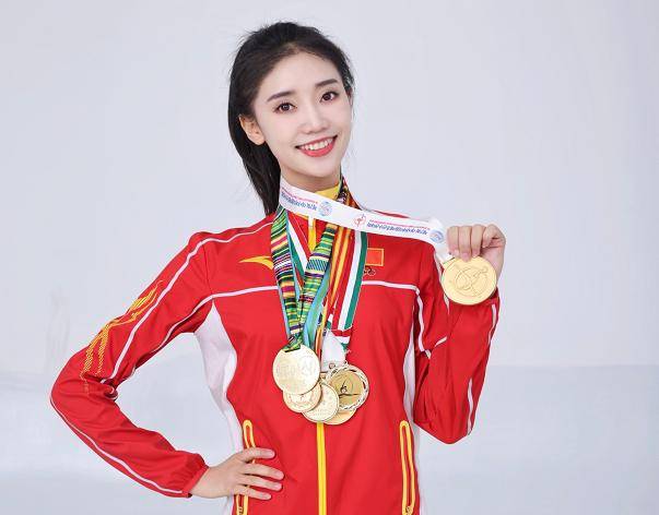 马体操女神恋情曝光,男友大4岁,相貌平平,身价不菲_舒思瑶_李杰_照片