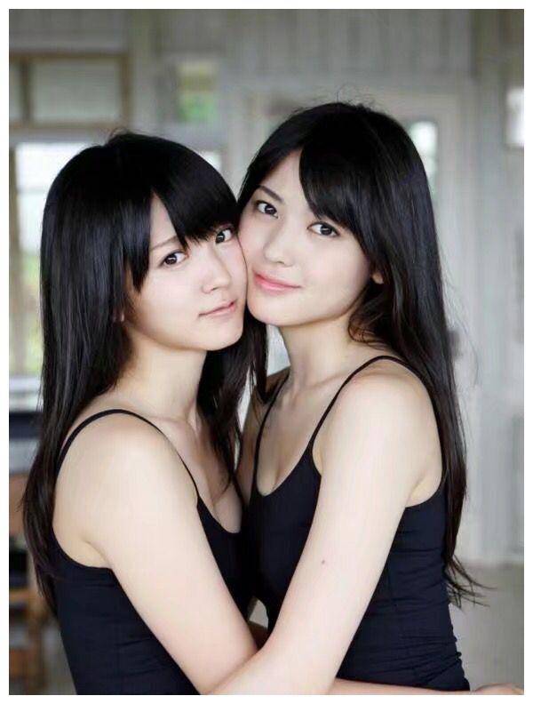 日本姐妹花上传性感照片，瞬间成为女神，期待着她们长大的样