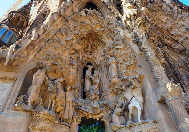 西班牙一奇葩教堂，耗费130多年至今仍没建完，却已足够美丽