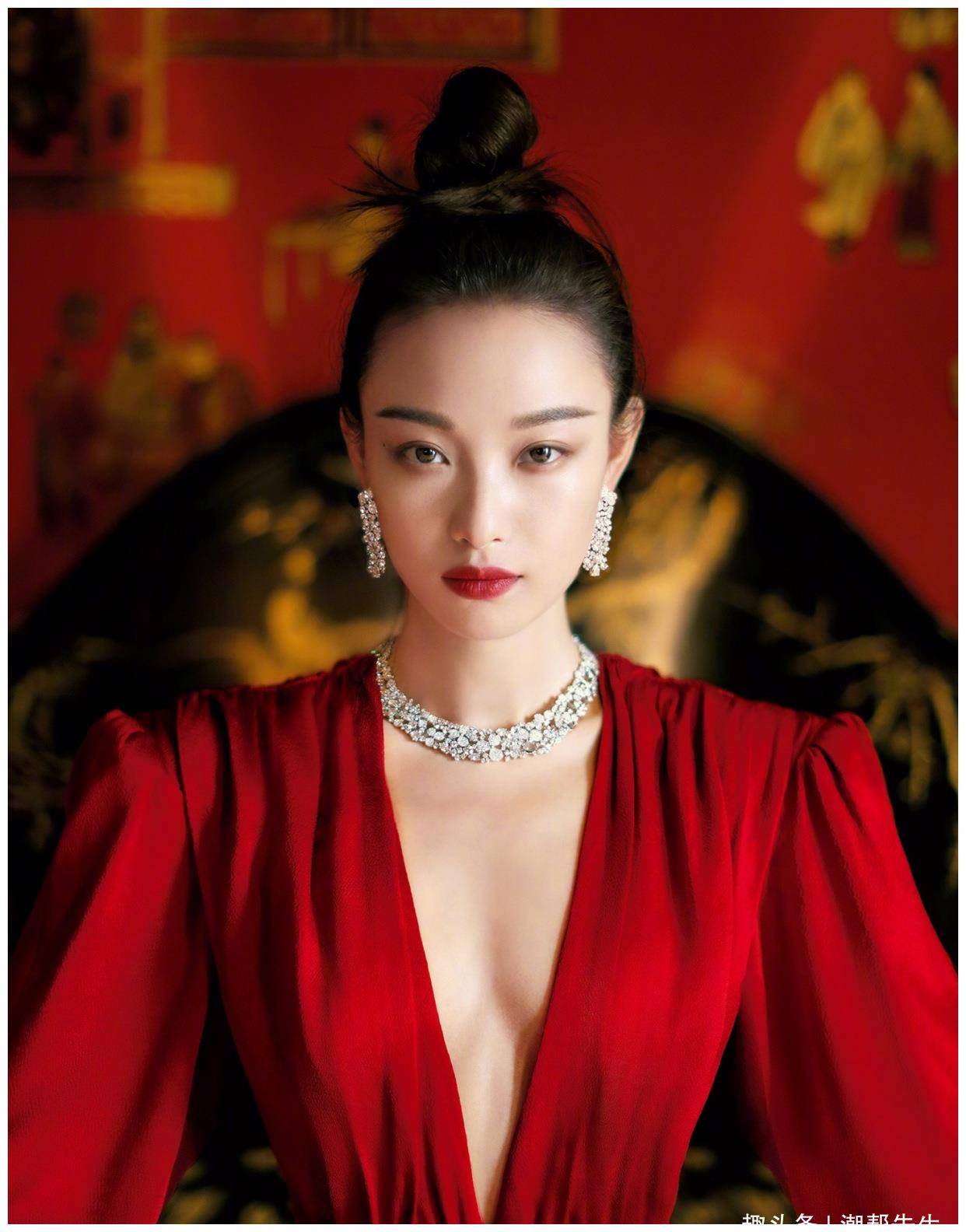 原创倪妮美得很高调穿红色开胃装秀出大长腿好身材太撩人