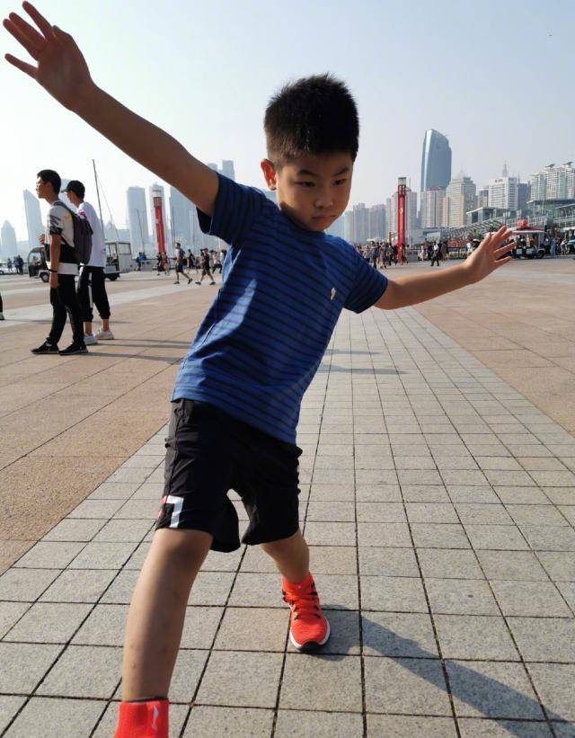 儿子出去玩了,与参加《爸爸去哪儿》的时候相比,小鱼儿和安吉都长大了