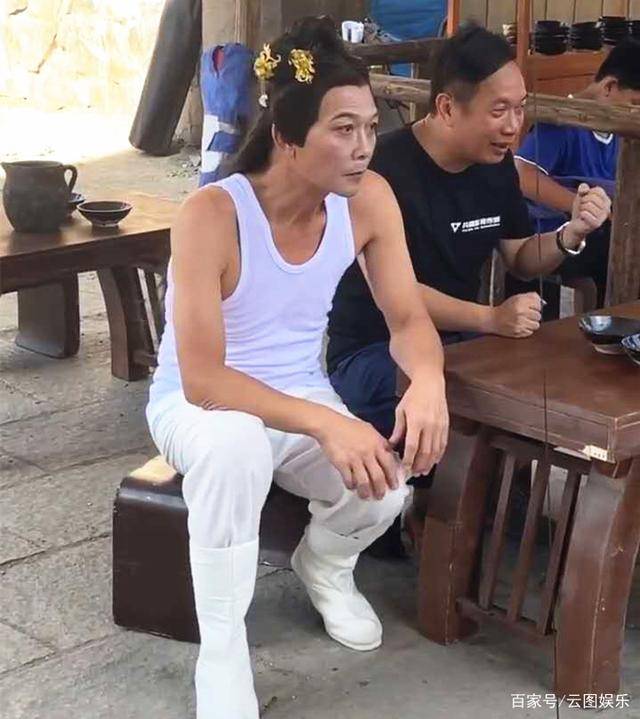 原创岁月不饶人57岁钱小豪近照脖子皱纹横生身材消瘦老态明显