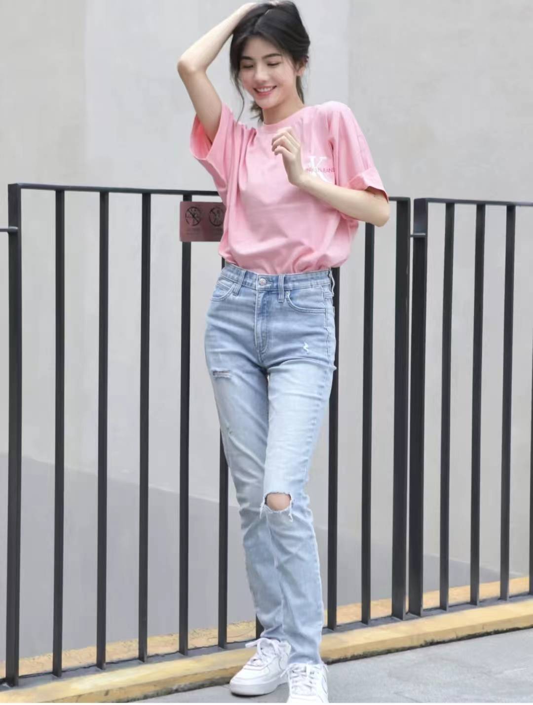 原创粉色t恤配什么颜色下装和鞋子好看