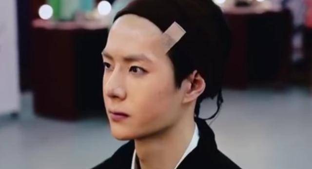 原创王一博化妆视频曝光谁注意化妆师的评价5个字诠释了真实皮肤