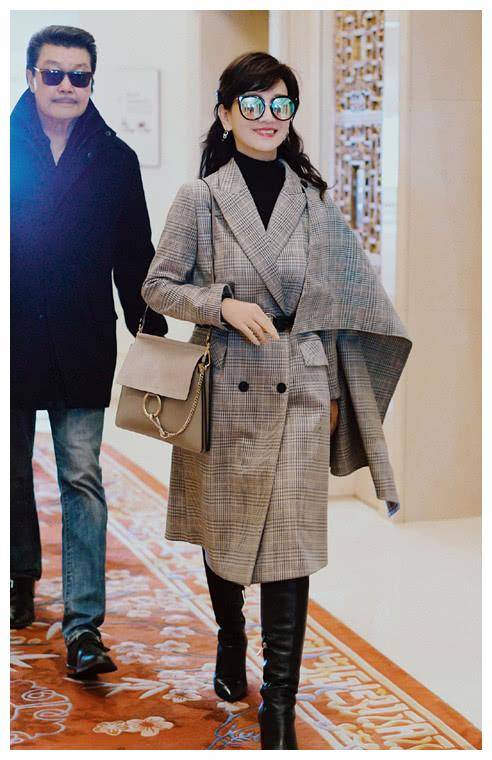 原创赵雅芝将头发扎起穿连帽卫衣搭运动裤脚踏银色靴子颇为时尚