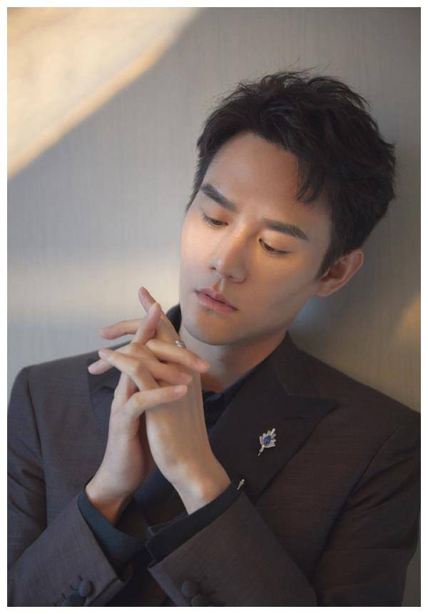 原创王凯披开年红战袍帅到爆展现优越身材比例网友致命造型