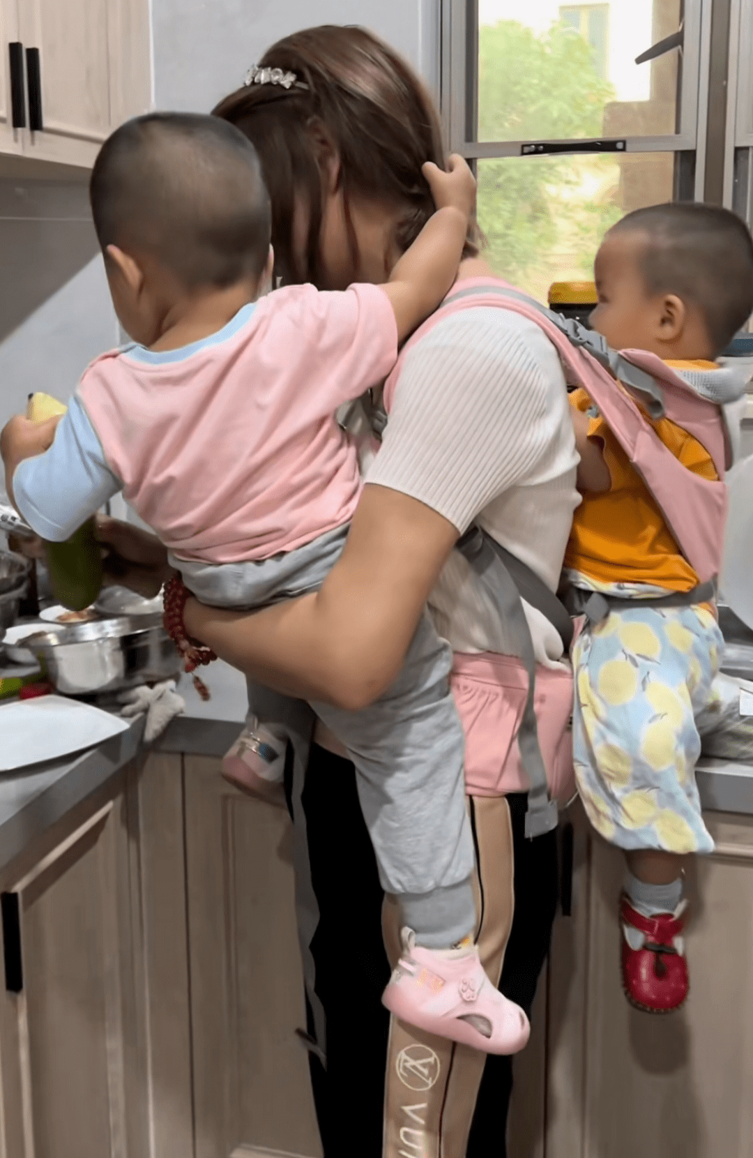 原创单身母亲不容易娇娇独自带娃太心酸做饭抱着俩娃忙得手忙脚乱