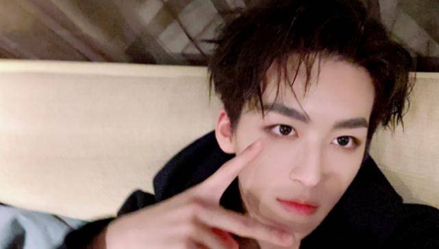 何洛洛回应与两美女玩密室,自称只是剧组团建,结果却被扒个光