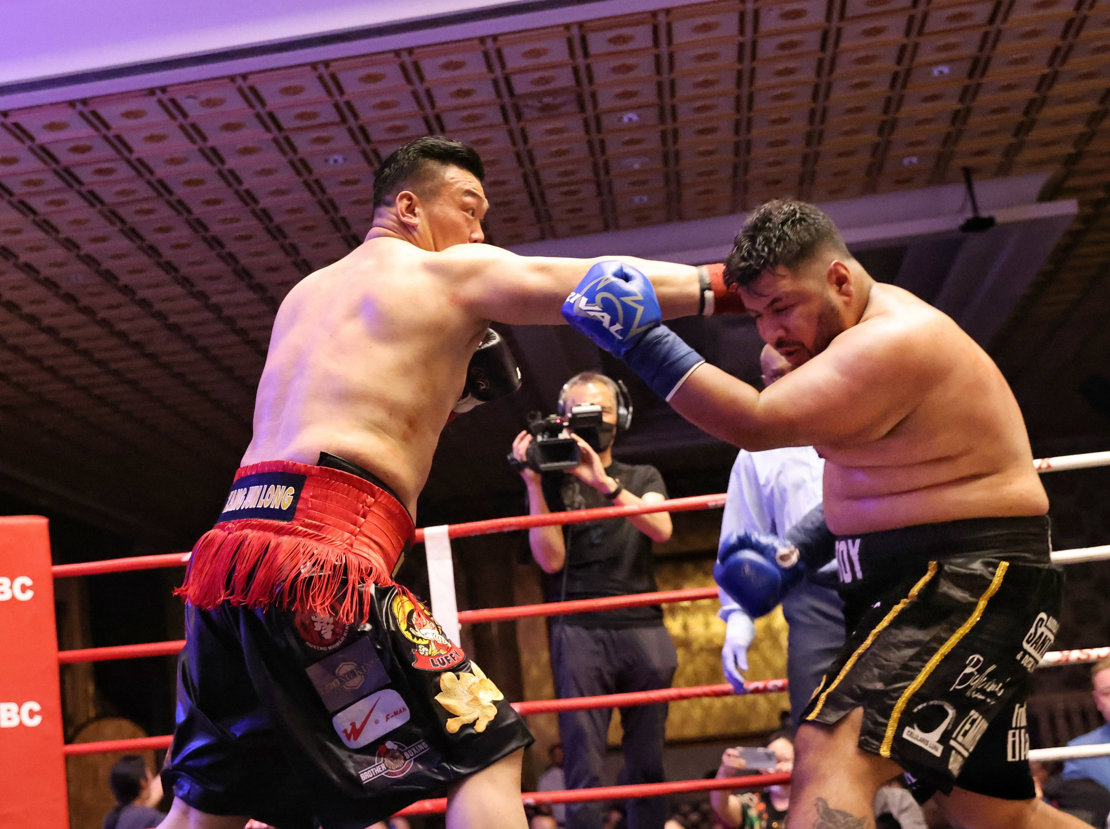 霸气!中国泰森张君龙完胜大号阿瓦雷兹,暴力重拳再现杀手本色