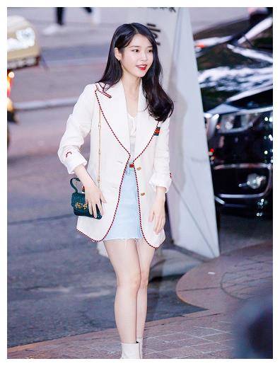 iu杨幂撞衫,同款西装iu却成代言人赢家,就因为不扣上衣?