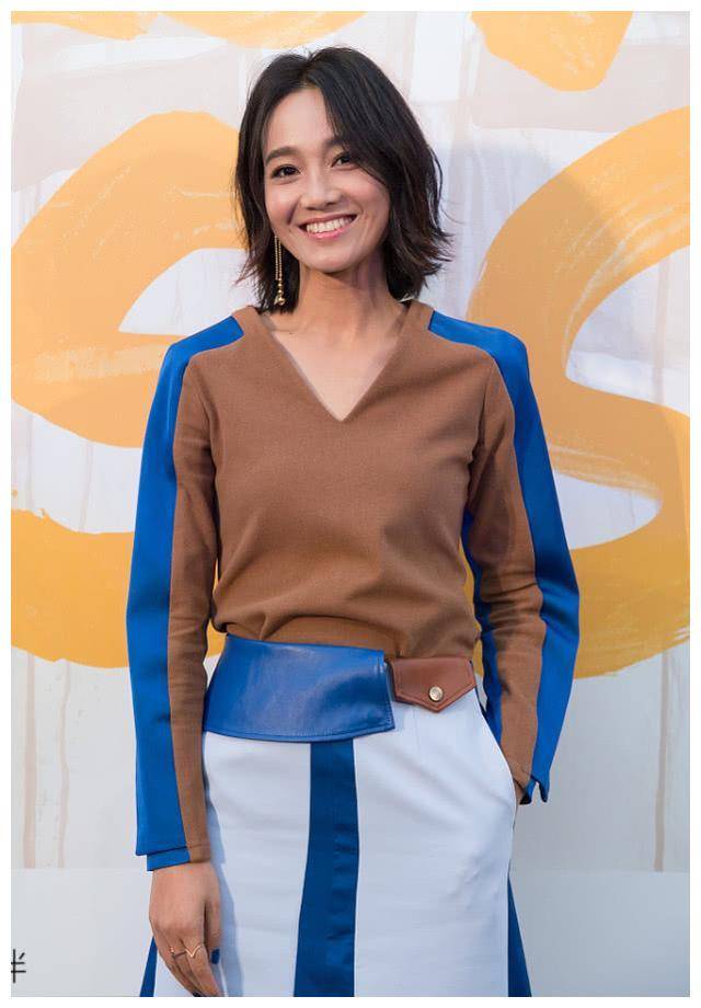 原创朱丹对身材太自信穿深v裙也看不到事业线却意外很显胖