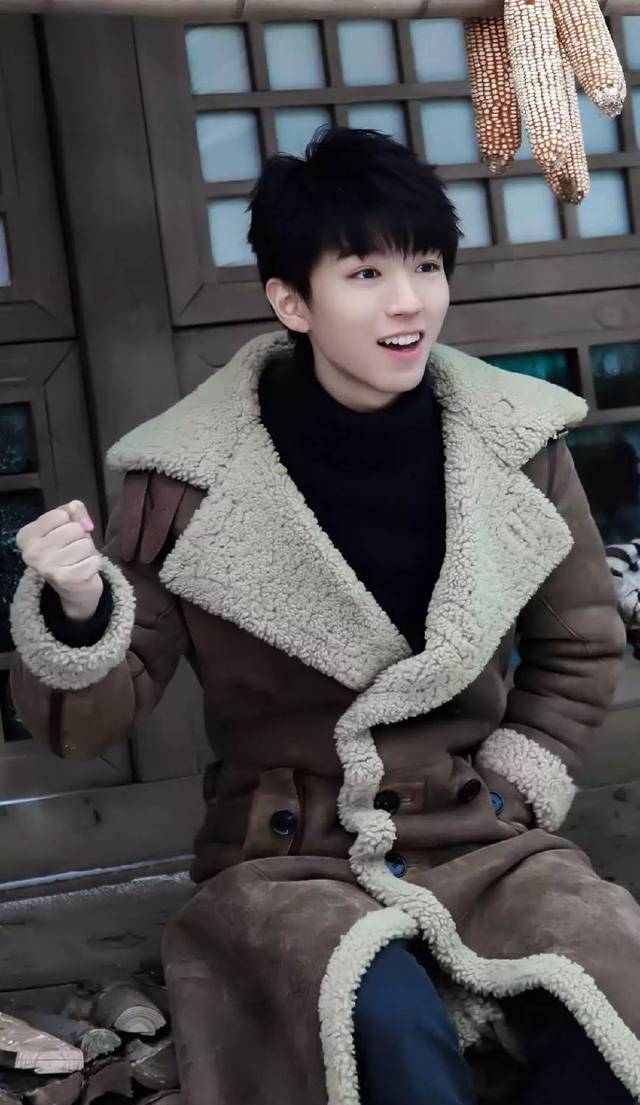 片场的王俊凯攥紧了拳头威胁对方的小模样是不是在恐吓小马哥呢?