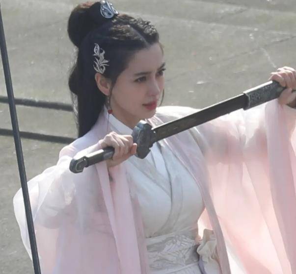 baby杨颖《尘缘》路透照曝光,身穿古装"眼神犀利"_baby_灵气_成长