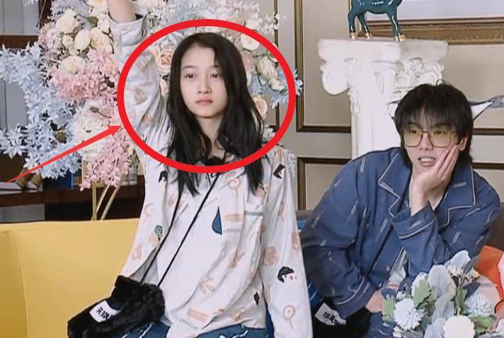 原创关晓彤睡姿曝光起床忘记化妆素颜上镜怼脸拍23岁颜值让人看呆