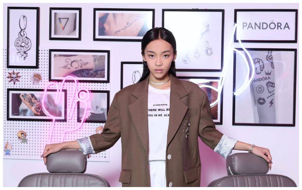 原创刘柏辛穿得真火辣一身黑皮衣又飒又美堂哥李佳琦疯狂打call