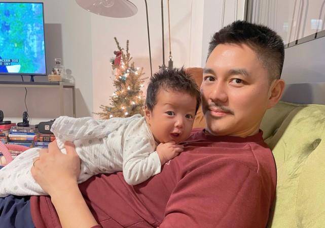 原创前电视最帅主持人顾斌罕见晒父子合影全家福曝光超温馨