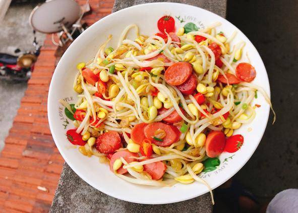 原创脆脆嫩嫩的豆芽菜好吃挡不住用来炒火腿肠全家人都喜欢吃