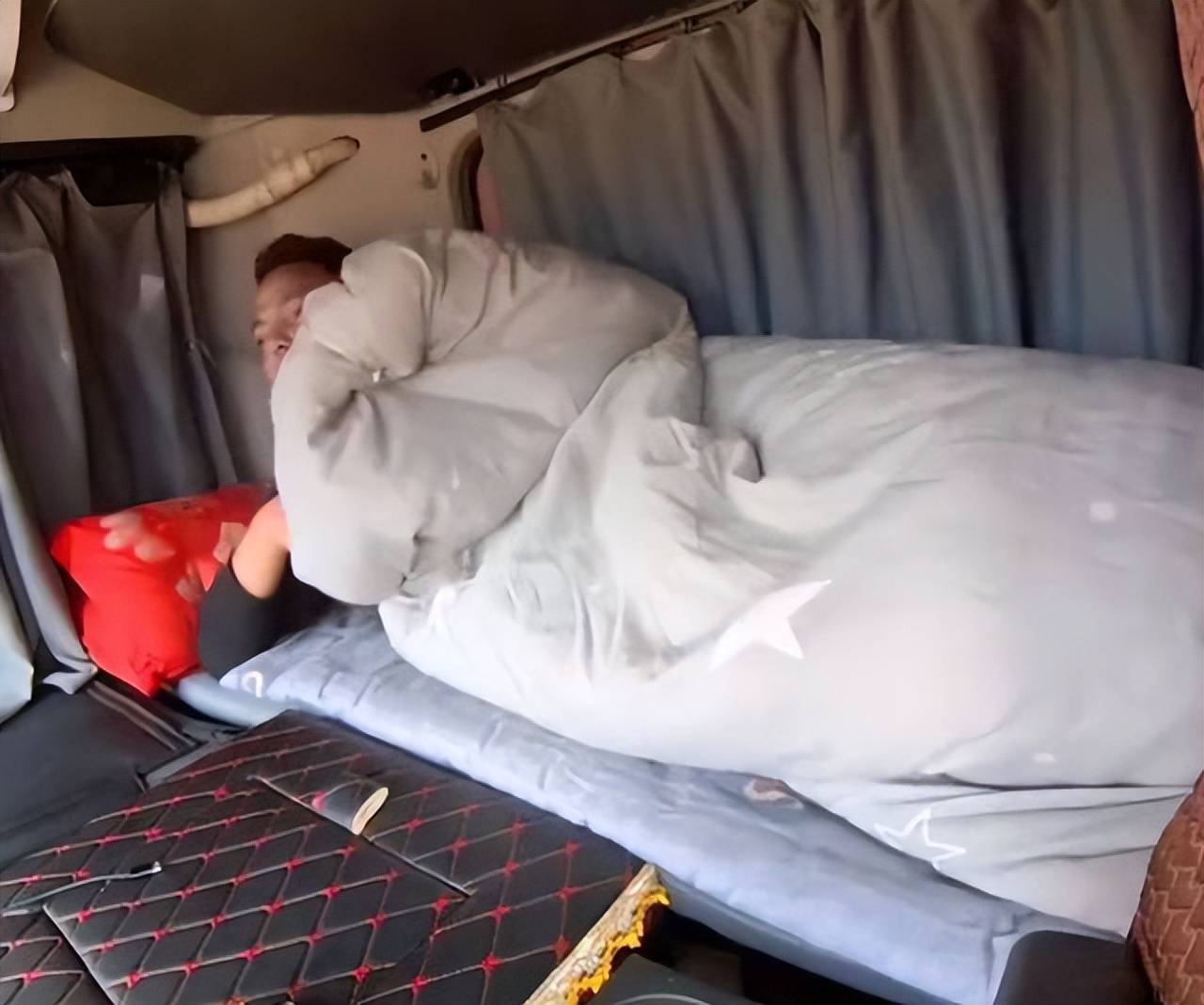 疫情货车司机高速被困车窗被封驾驶室内上厕所不能丢垃圾