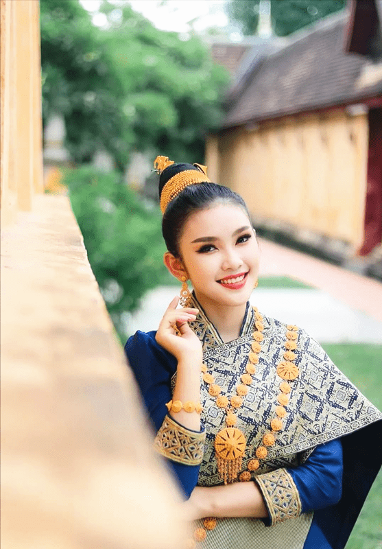 老挝“氧气美女”金娜丽，冰肌玉肤治愈系笑容，老挝式穿搭太惊艳