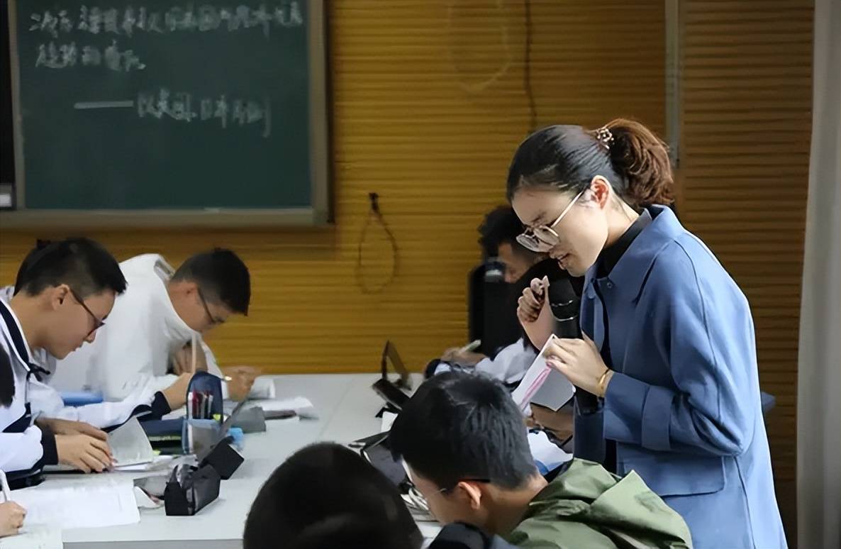 原创深圳教师工资大缩水年薪从近百万跌至十万多报名的人寥寥无几