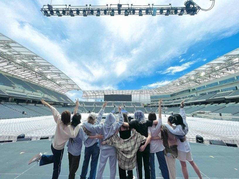 twice9位成员终于开通个人ig帐号首发文搂腰背影照超暖心