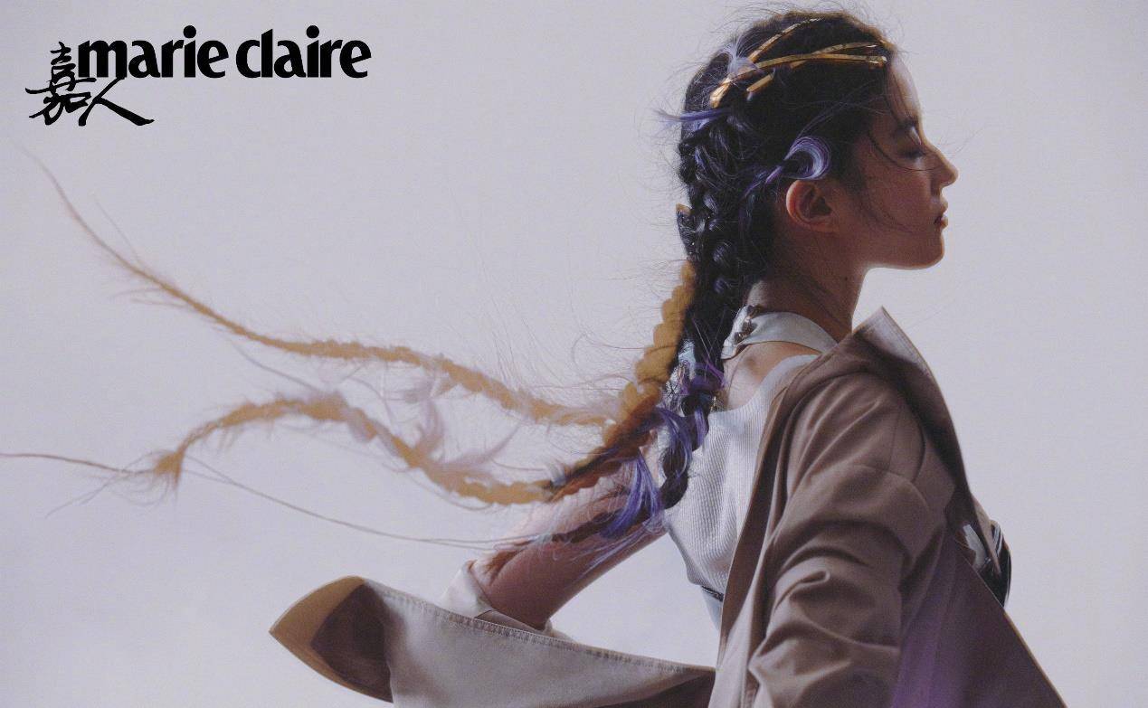 网友们称赞她有龙的感觉,将黄色的辫子比作龙筋龙骨,分明就是小龙女