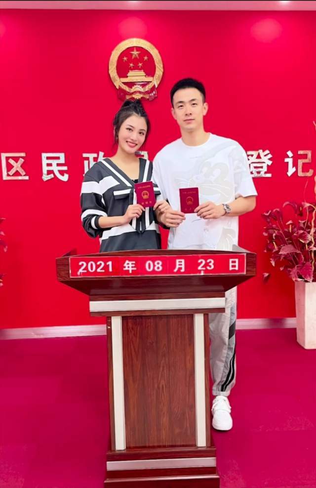 赵继伟的妻子王君瑞是北京人民艺术剧院的青年演员,也是辽宁人.