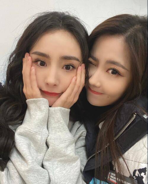 34岁杨幂与王艺瑾同框合照,被赞像18岁少女,比女爱豆还美