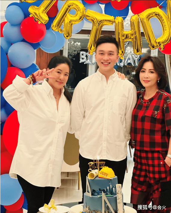 56岁刘嘉玲亲自为侄子过生日!一身大红衣特喜庆,将侄儿视若己出_梁朝伟_刘兆_子女