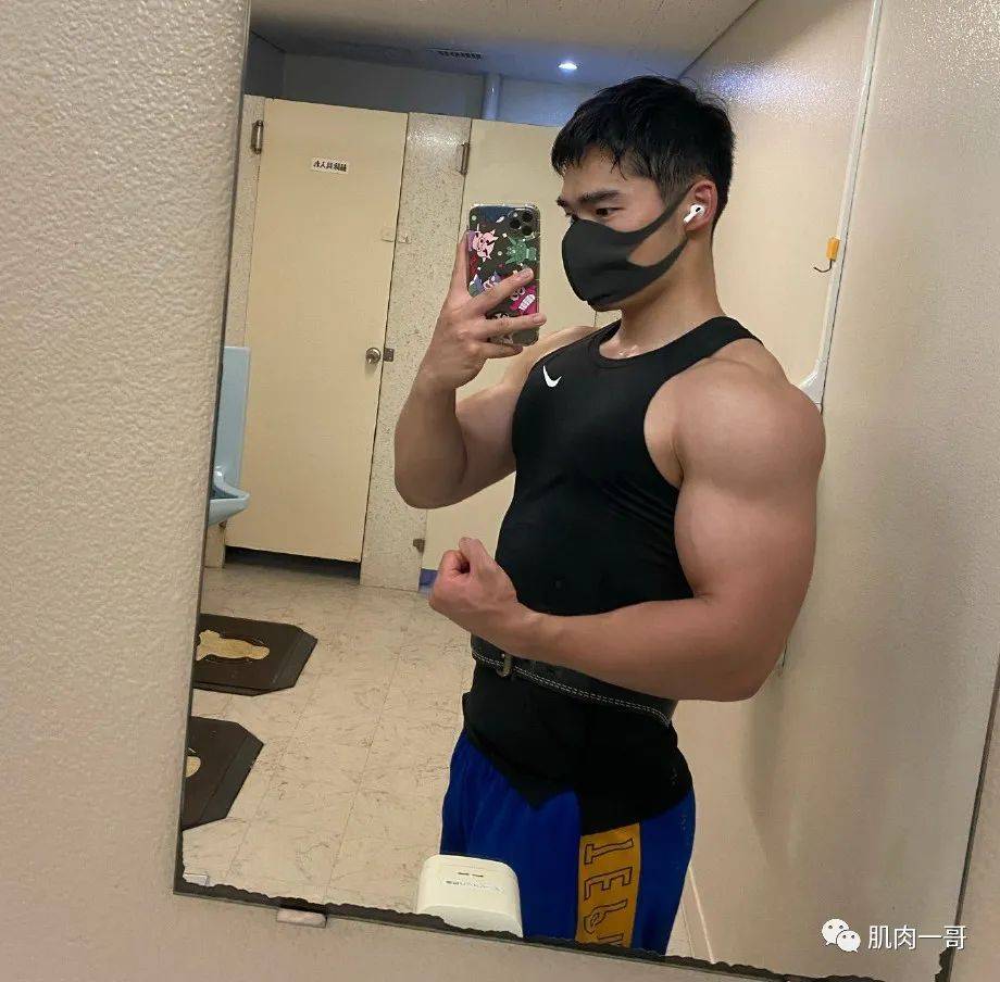 25岁肌肉小伙更衣室自拍引网友舔屏我太可了