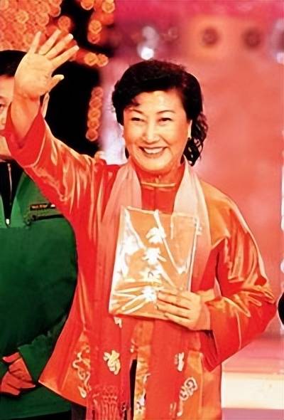 虽然在当地民间团队学习了很多唱二人转的知识,但此时的高秀敏在乡村