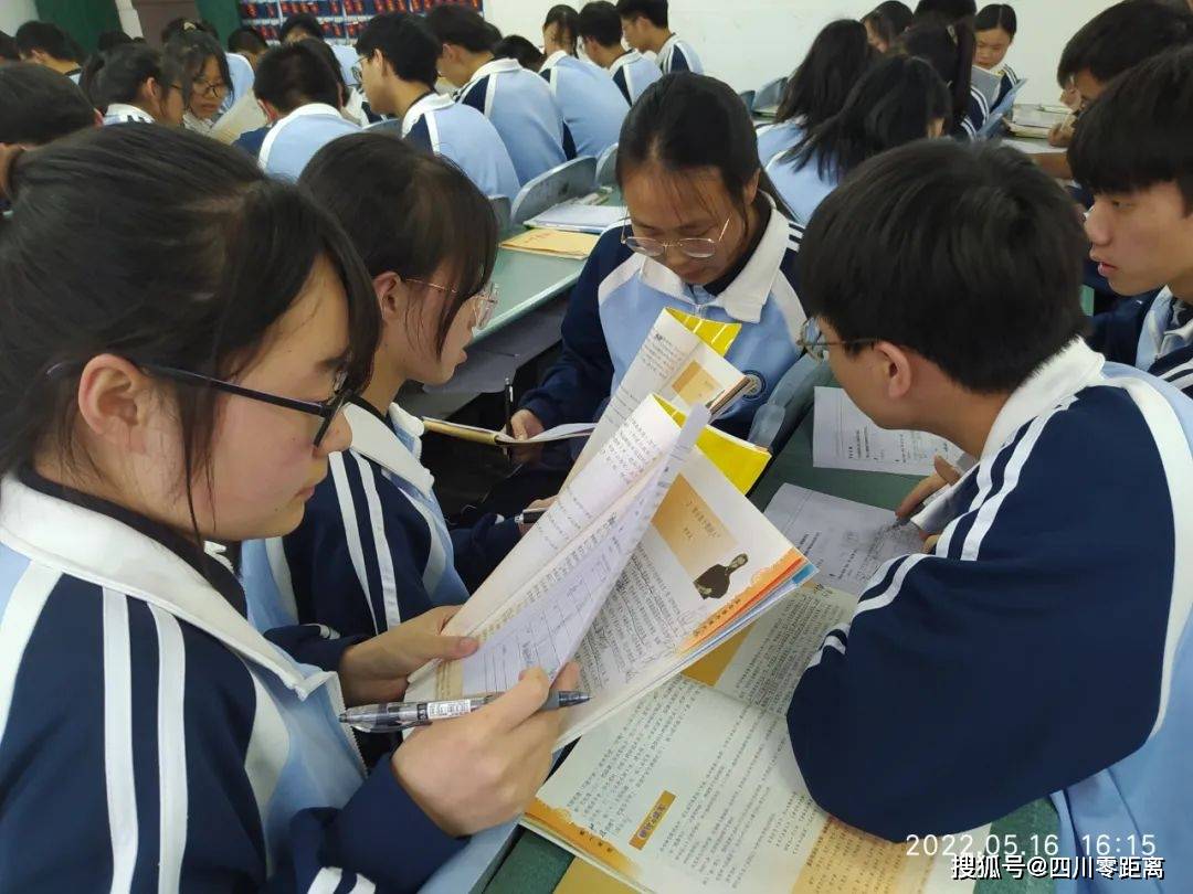 黄老师与学生互动课件与学生漫画互动十足的李芬老师李芬老师带领学生