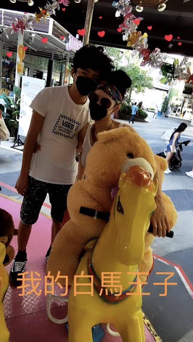 辛巴做公益不求回报,张柏芝晒与长子贴脸合影,直呼很幸福_lucas_大