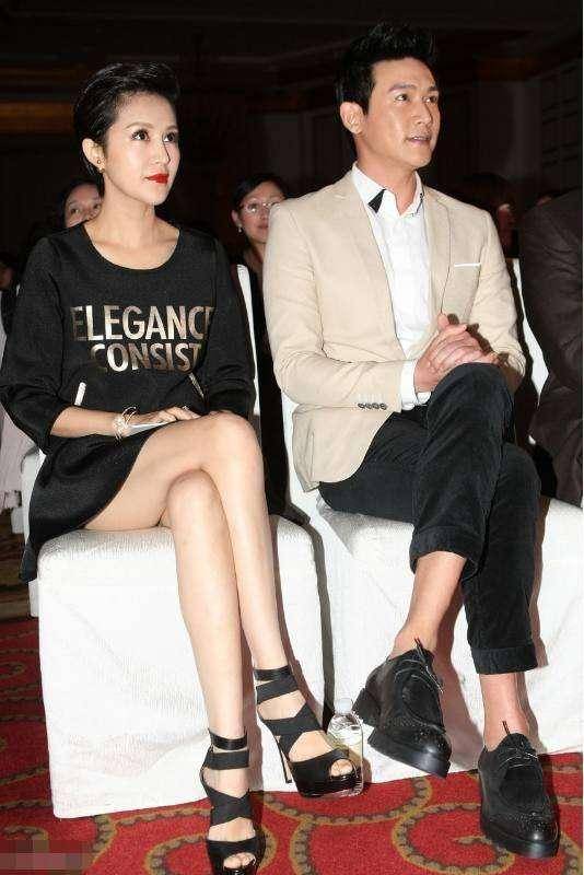 都说鲍蕾打扮的老,其实皱纹早就爬满了脸,光看手还以为是老人!