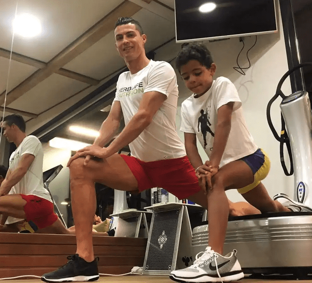 c罗晒与11岁儿子合照迷你罗六块腹肌乔治娜产后身材更傲人