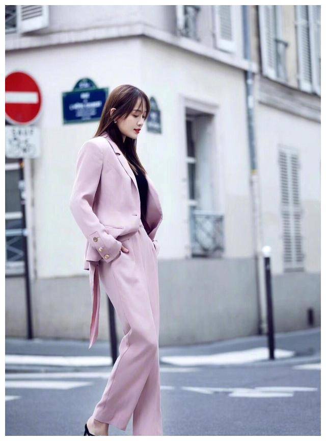 陈乔恩把西装穿出 女王感 性感俏丽 网友 你女神还是你女神 黑色 设计 时尚