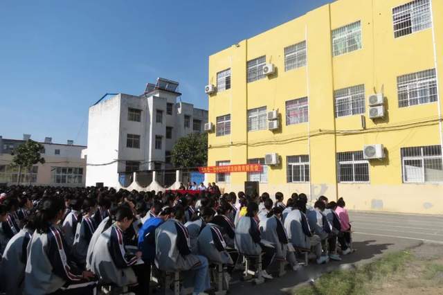 邓州市白牛镇一初中举行"防范校园欺凌 守护师生安全"法制教育报告会