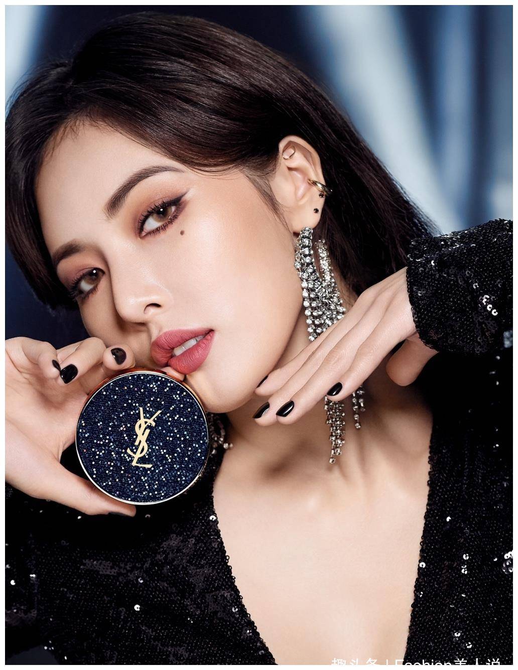 "小野马"金泫雅,身穿亮片深v短裙,烟熏妆太惊艳!