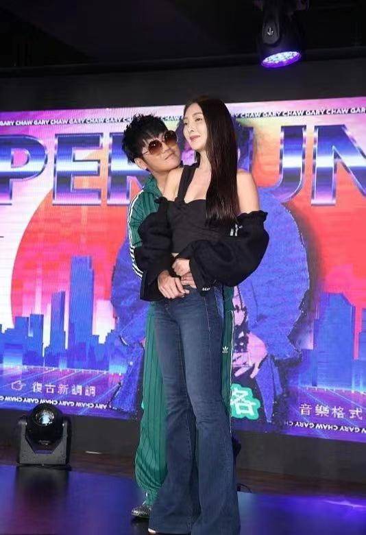 原创曹格老婆身材性感穿搭时尚两人同台他像疯狂粉贴身献吻太热情