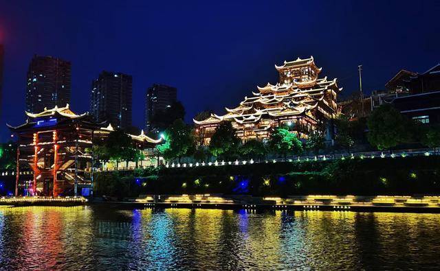 很难想象鄂西这个小城能有这般风景，这里的夜景美出天际