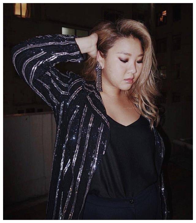 郑欣宜真是"胖妞"穿搭标杆,条纹西装配v领内衬,至少显瘦20斤_亮片