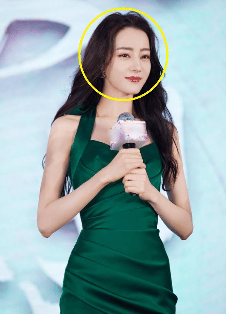 原创迪丽热巴活动生图曝光穿墨绿色长裙好身材藏不住这颜值给满分