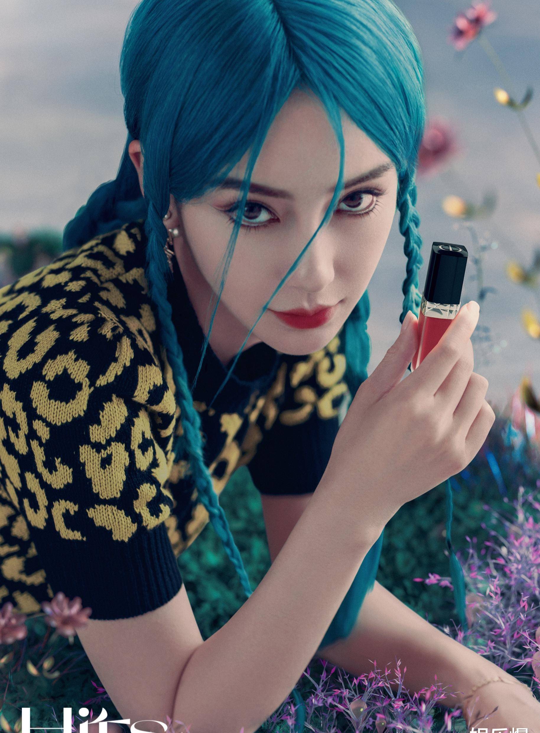 angelababy时尚大片曝光大胆挑战蓝发人鱼造型却撞脸李小璐